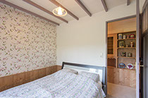 De roze kamer met tweepersoons bed van 160x200cm